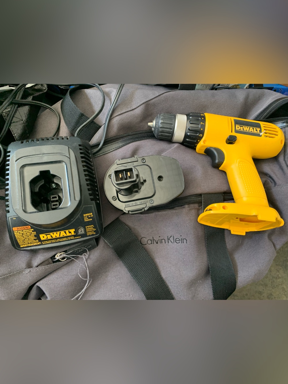 Dewalt 3/8 Cordless Drill DW927 (please read description) - Picture 3 of 5